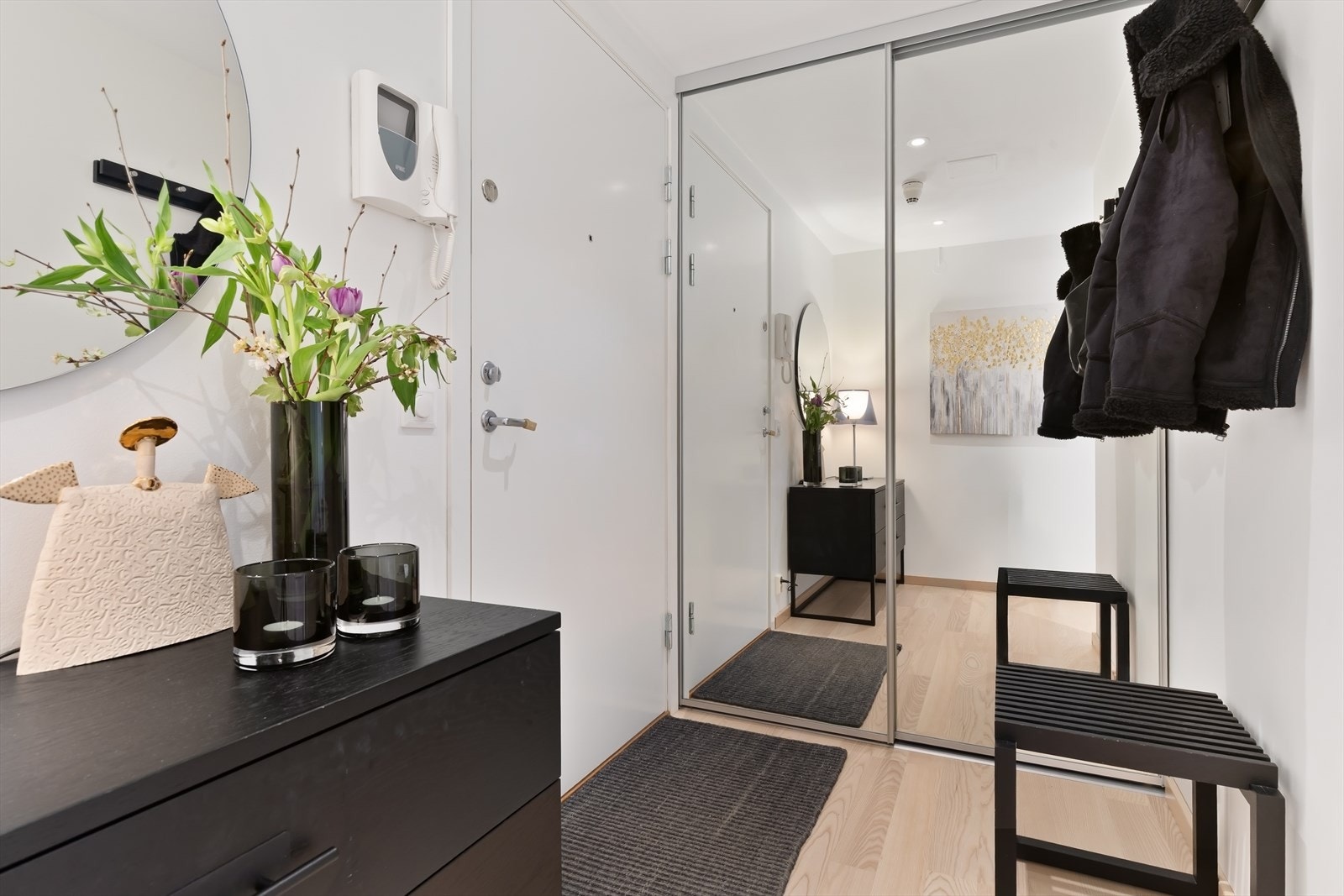 Entre med skyvedørsgarderobe. Galleribilde