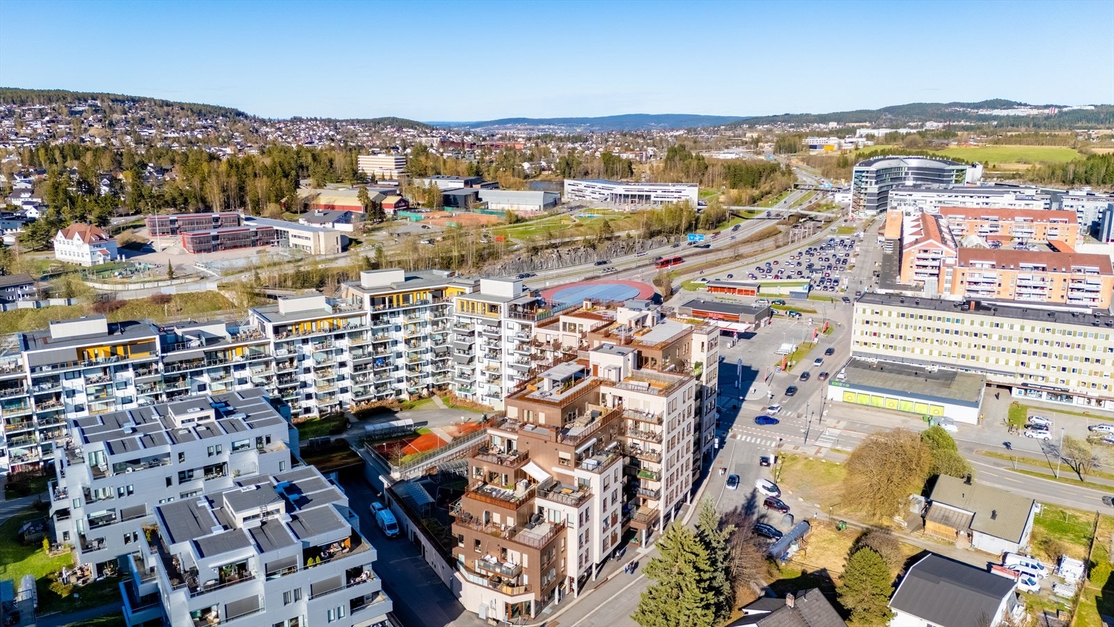 Beliggenheten er attraktiv og sentral i Lørenskog sentrum, med Metro Senter og nye Skårersletta like utenfor døren. Galleribilde