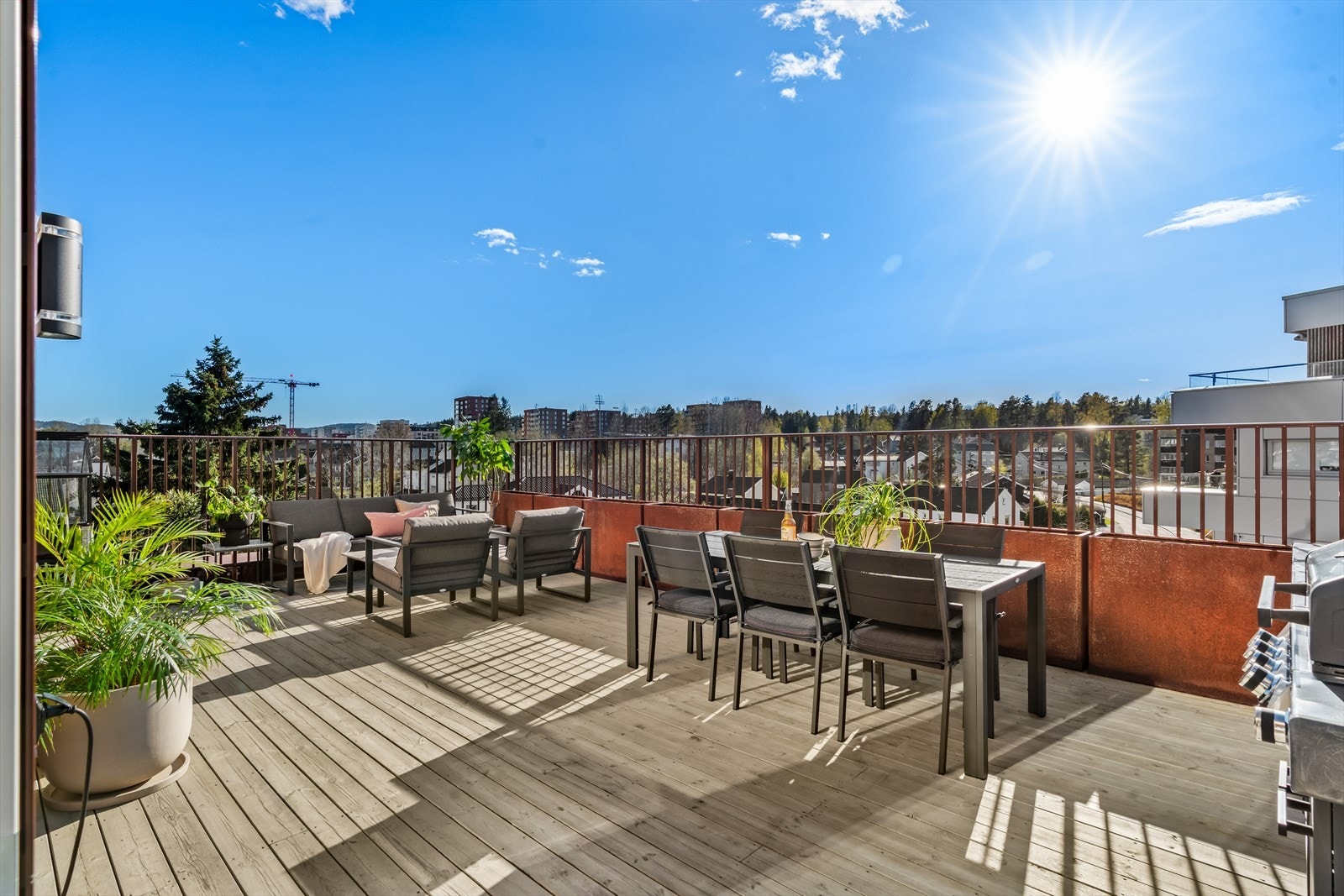 Leiligheten ligger i 5. etasje, og har en fantastisk privat takterrasse! Galleribilde