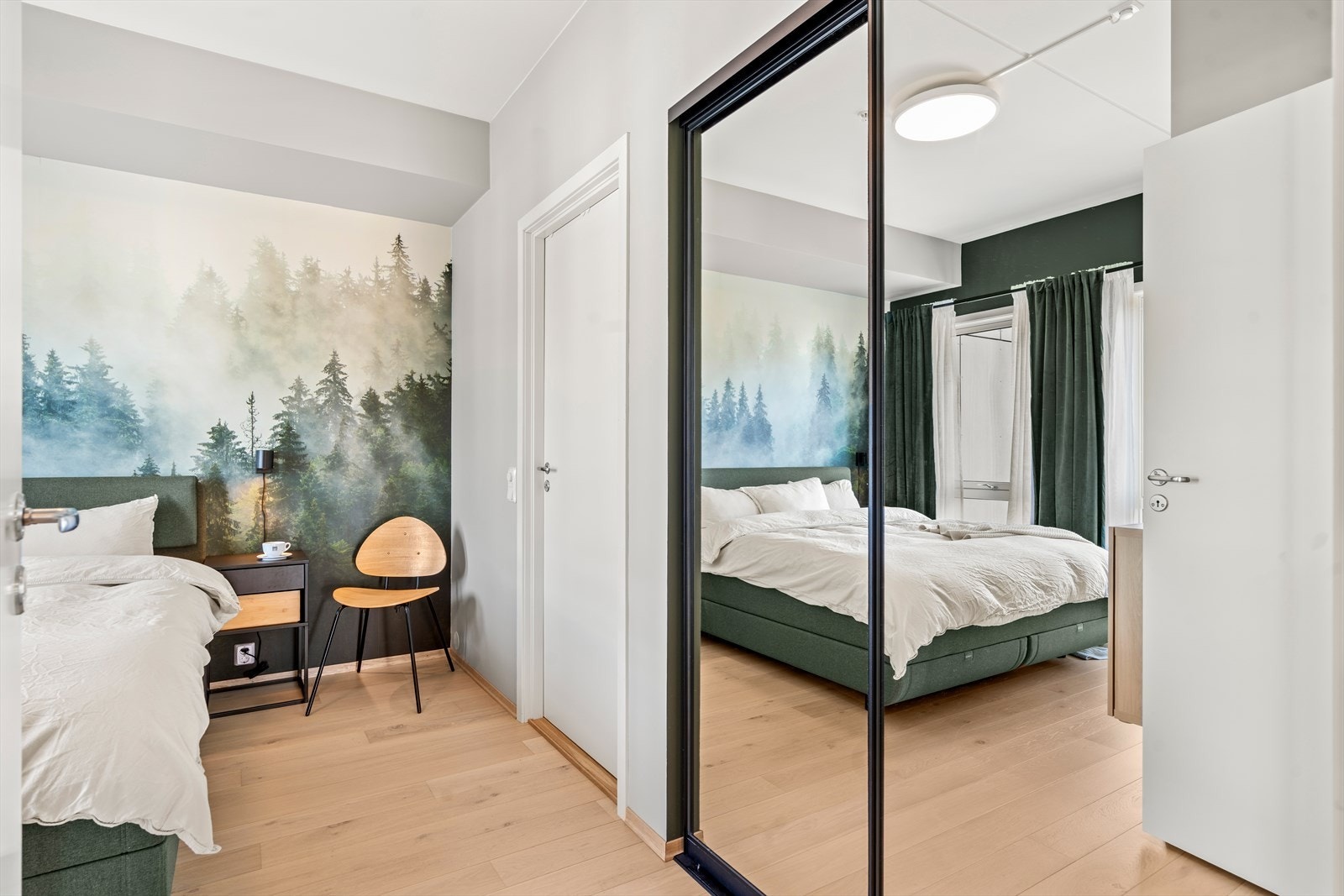 Videre er det plass til klesoppbevaring i skyvedørsgarderobe, som også er en walk-in closet. Galleribilde