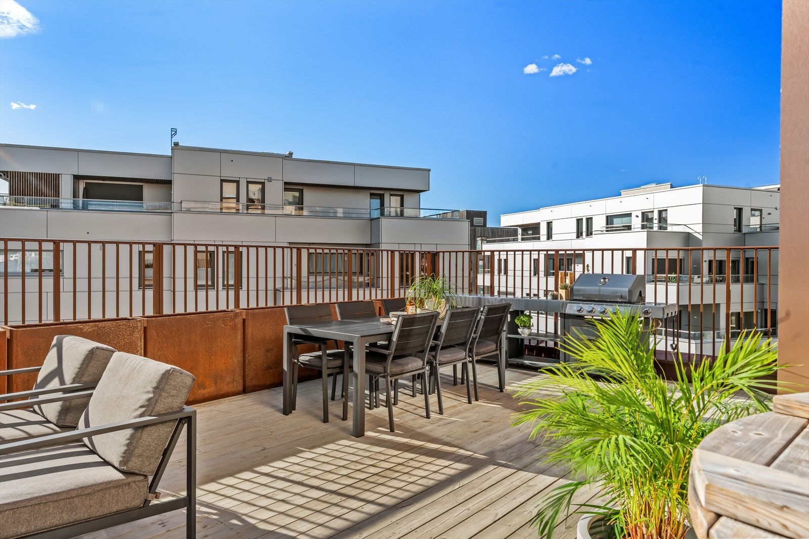 Terrassen er vestvendt, og måler hele 54 m². Galleribilde