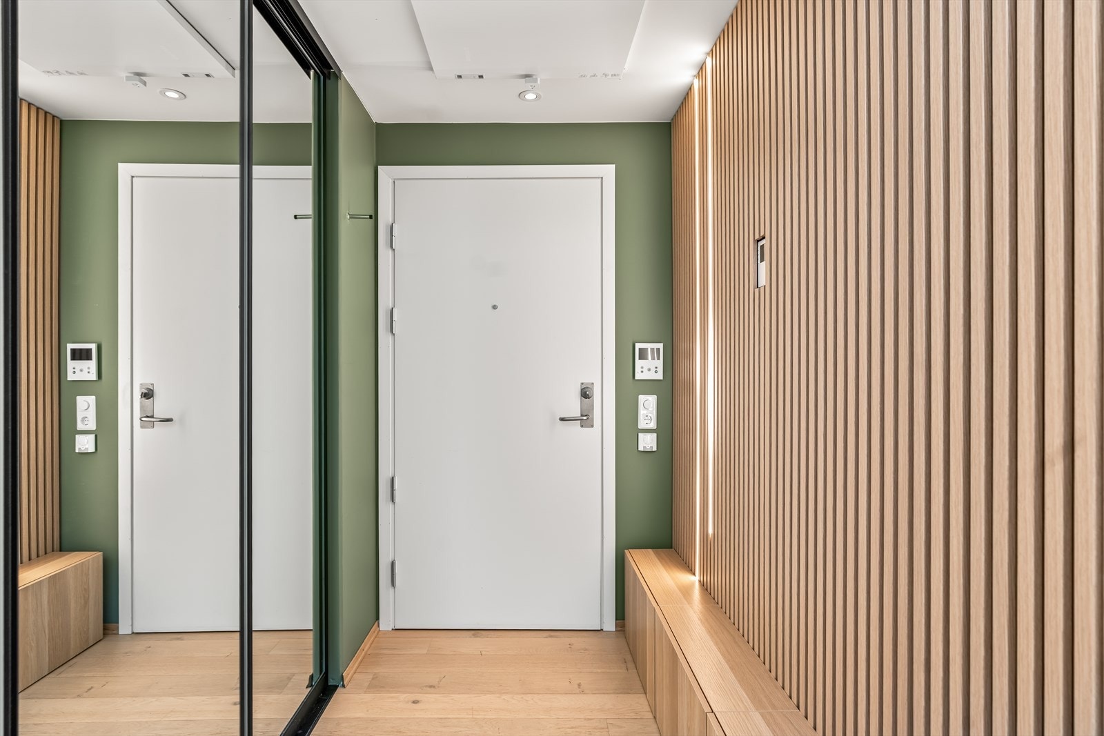 Boligen har en enkel adkomst via heis, som frakter deg enkelt opp fra garasjekjeller til etasjeplan. Vel inne i entréen er det plass til å henge fra seg yttertøy og sette fra seg sko i skyverdørsgarderobe med speilfronter. Galleribilde