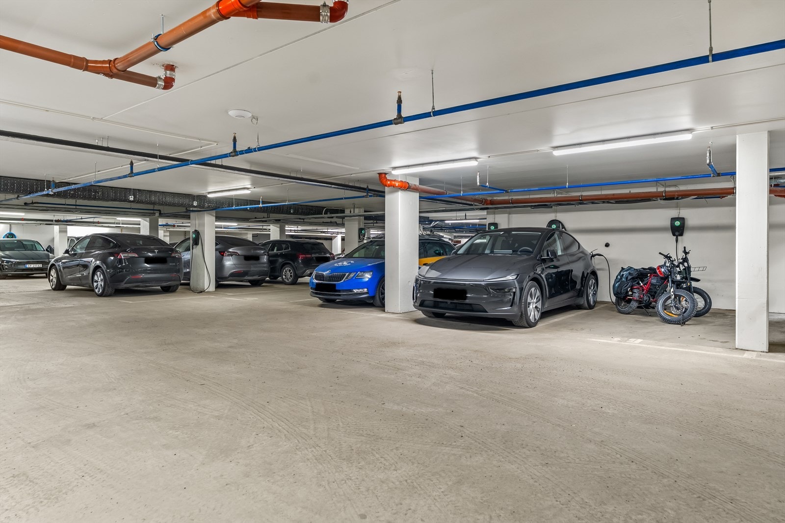 Leiligheten disponerer parkeringsplasser nr. 48 og 49 i borettslagets fellesareal. Det er montert elbilladere på plassene. Galleribilde