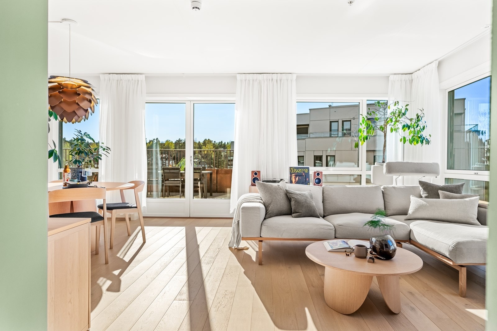 Rommet har store vindusflater som slipper inn rikelig med naturlig lys. Galleribilde