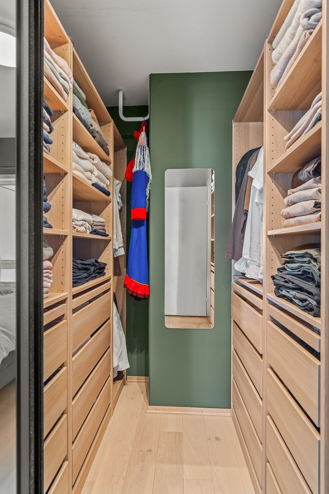 Fra hovedsoverommet er det også inngang til et svært praktisk walk in-closet. Galleribilde