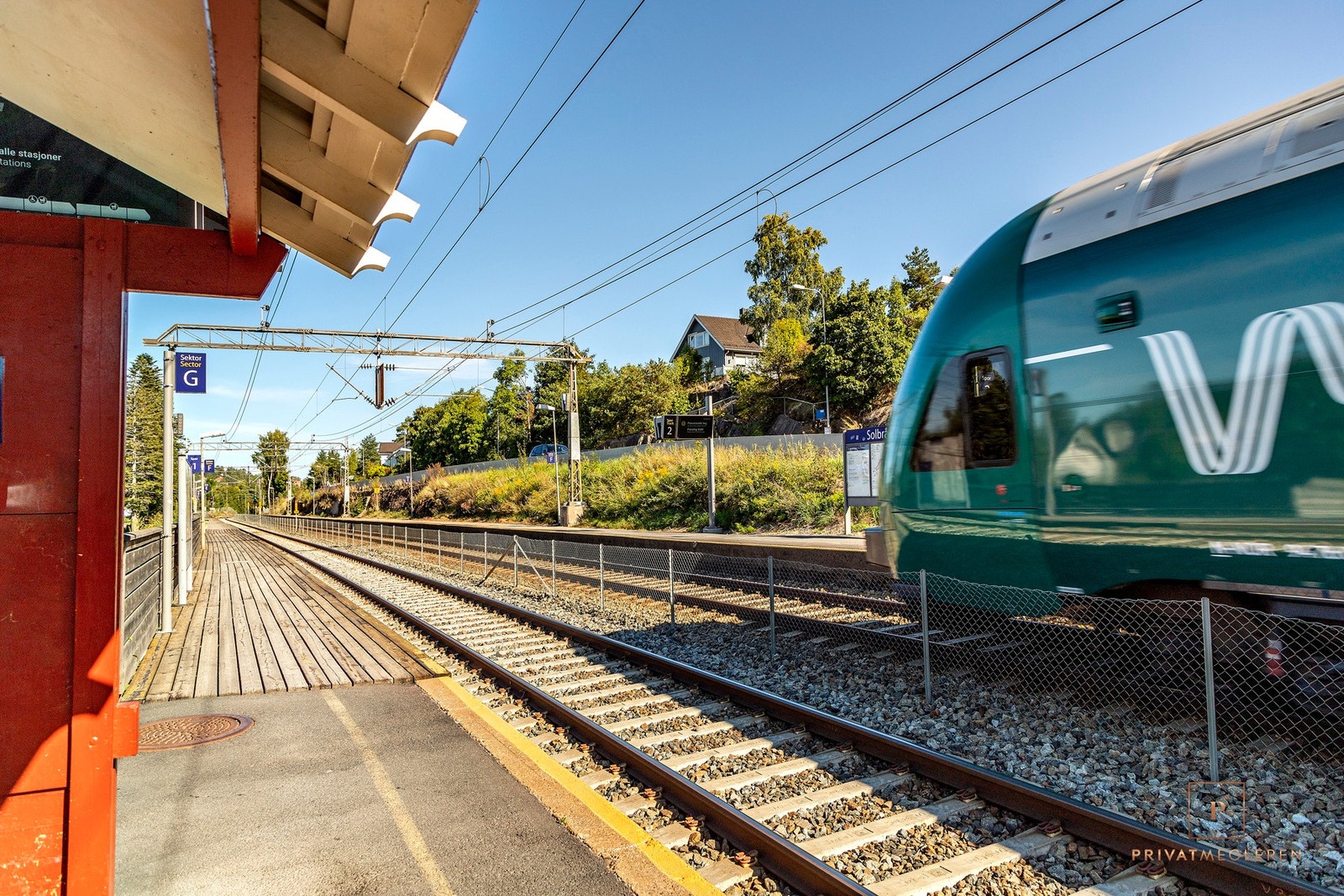 Nærmeste togstasjon/bussholdeplass er Solbråtan som ligger ca. 550 meter fra boligen med kort reisetid til Oslo sentrum. Galleribilde