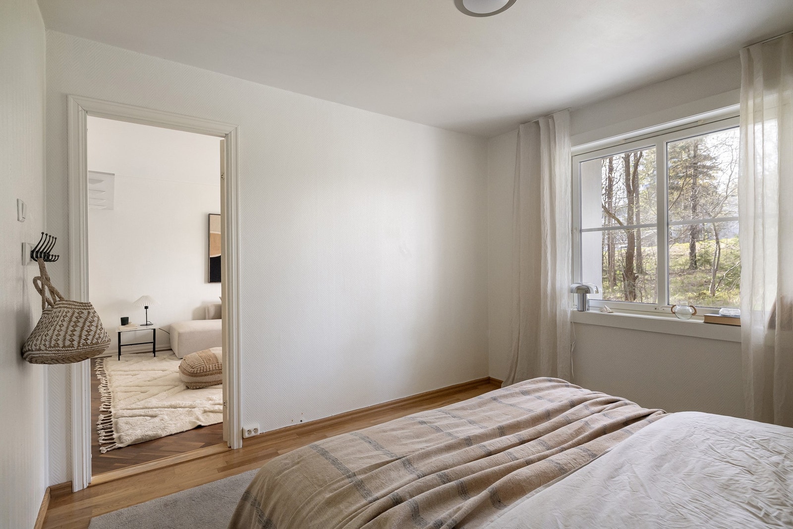Godt med lysinnslipp fra store vindusflater Galleribilde