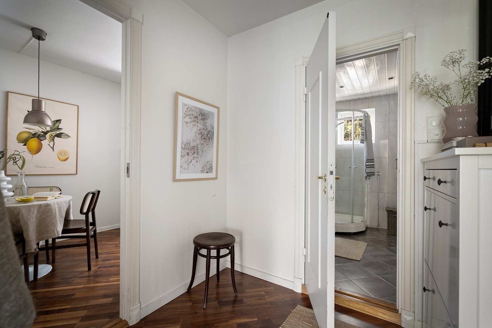 Fra entréen er det direkte adkomst til leilighetens øvrige rom, noe som forsterker den gode planløsningen Galleribilde