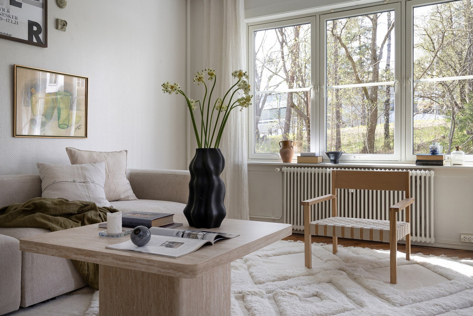Det første som møter deg er store vinduer og en hyggelig utsikt, noe som gir en god atmosfære å oppholde seg i Galleribilde