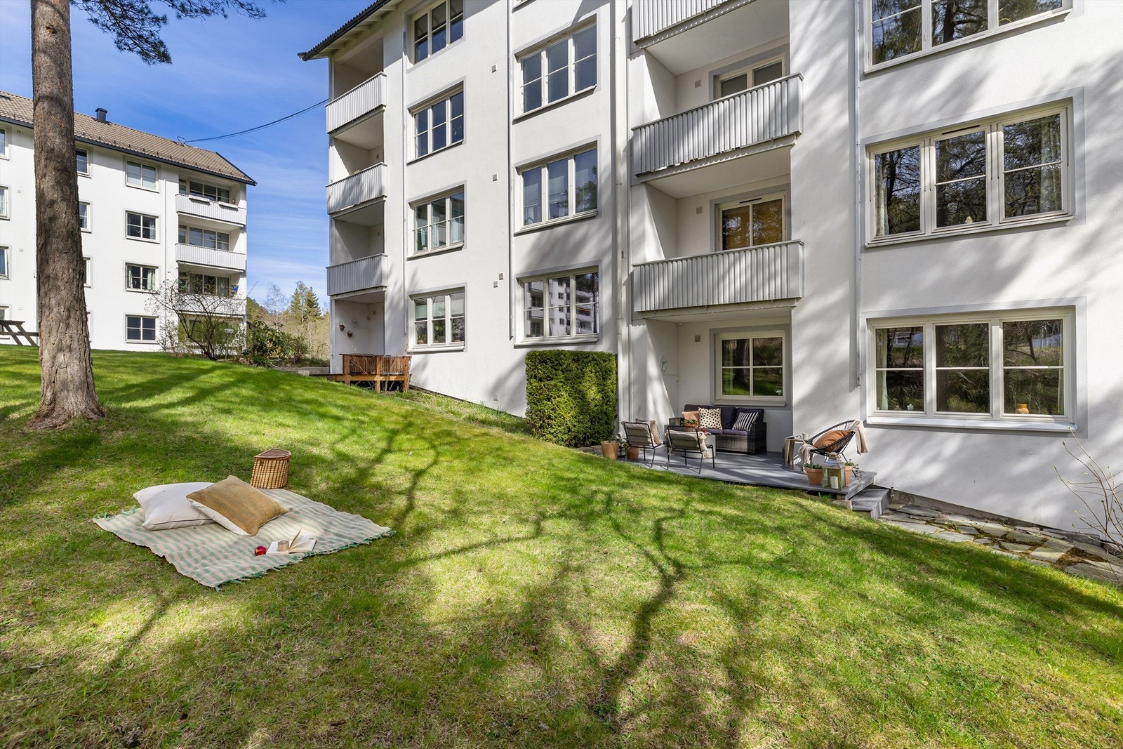 Fra stuen er det videre adkomst til romslig terrasse hele 12 kvm! Galleribilde