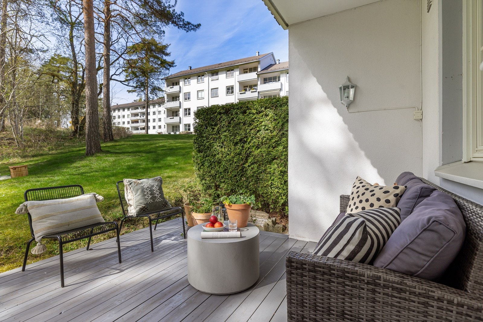 Fra terrassen er det frodig utsikt mot sameiets fellesarealer Galleribilde