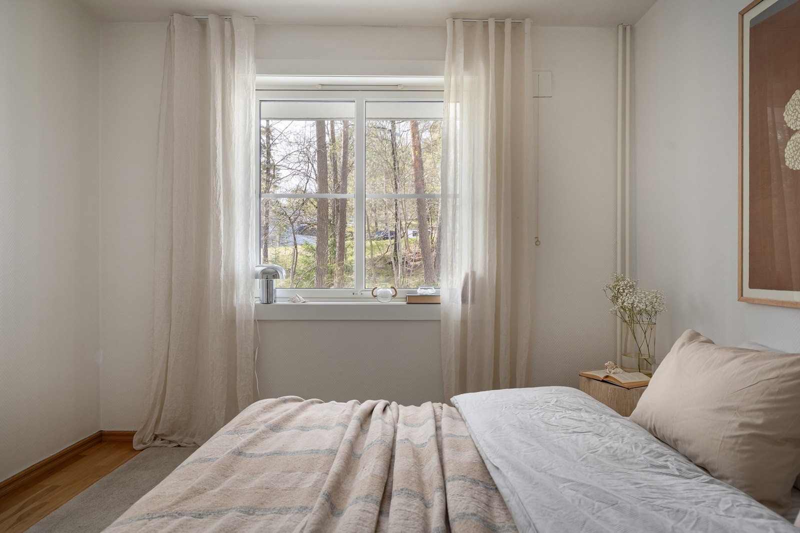 Rommet er vendt ut mot terrassen og de frodige fellesarealene, så og si helt fritt for innsyn Galleribilde