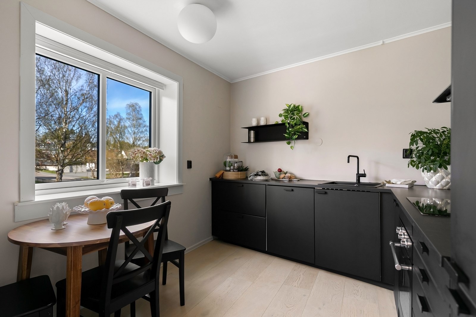Moderne kjøkken med spiseplass Galleribilde