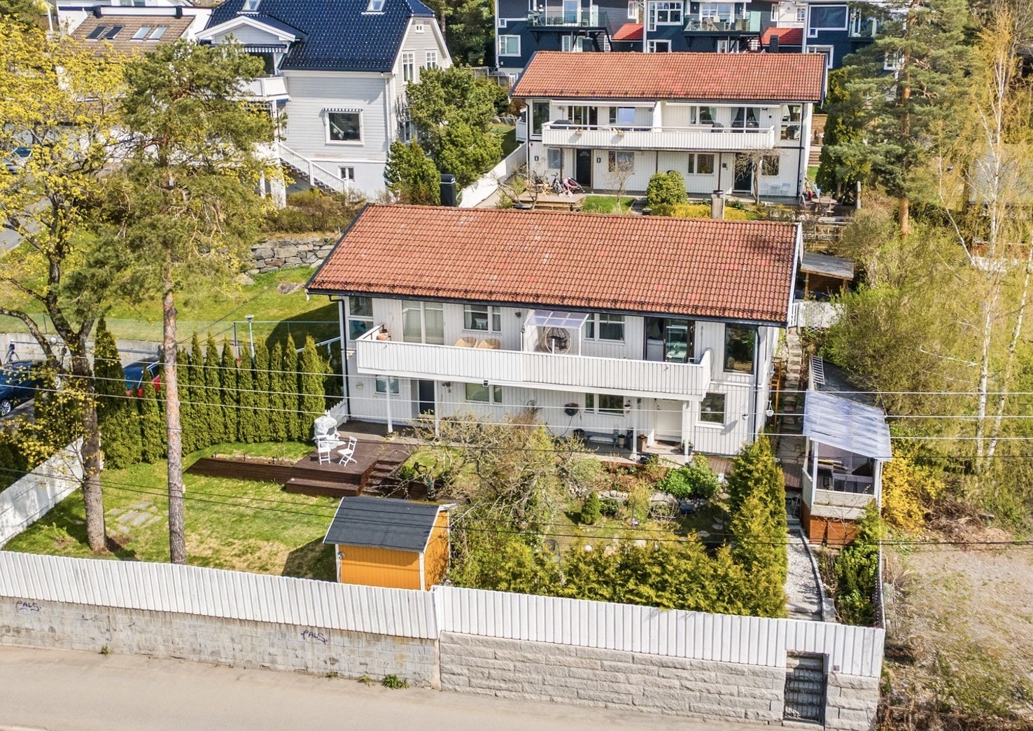 Boligen har en svært attraktiv beliggenhet i veletablert og idyllisk villaområde med kort vei til Holtet Galleribilde