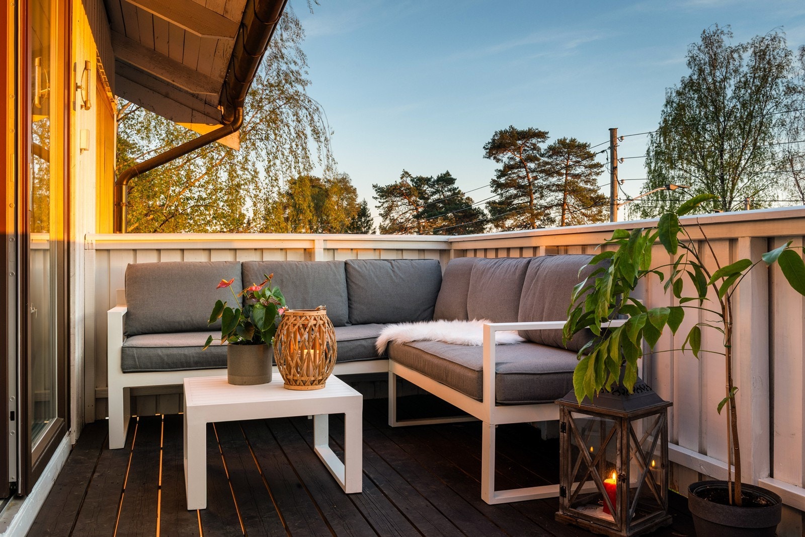 På terrassen kan kveldssolen nytes Galleribilde