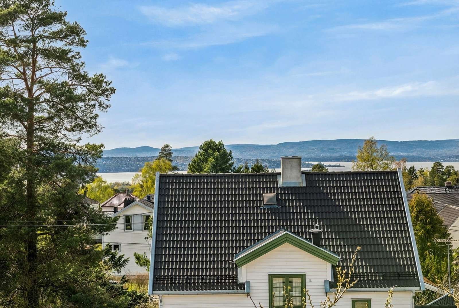 Utsikt mot fjorden fra flere steder i hovedetasjen Galleribilde