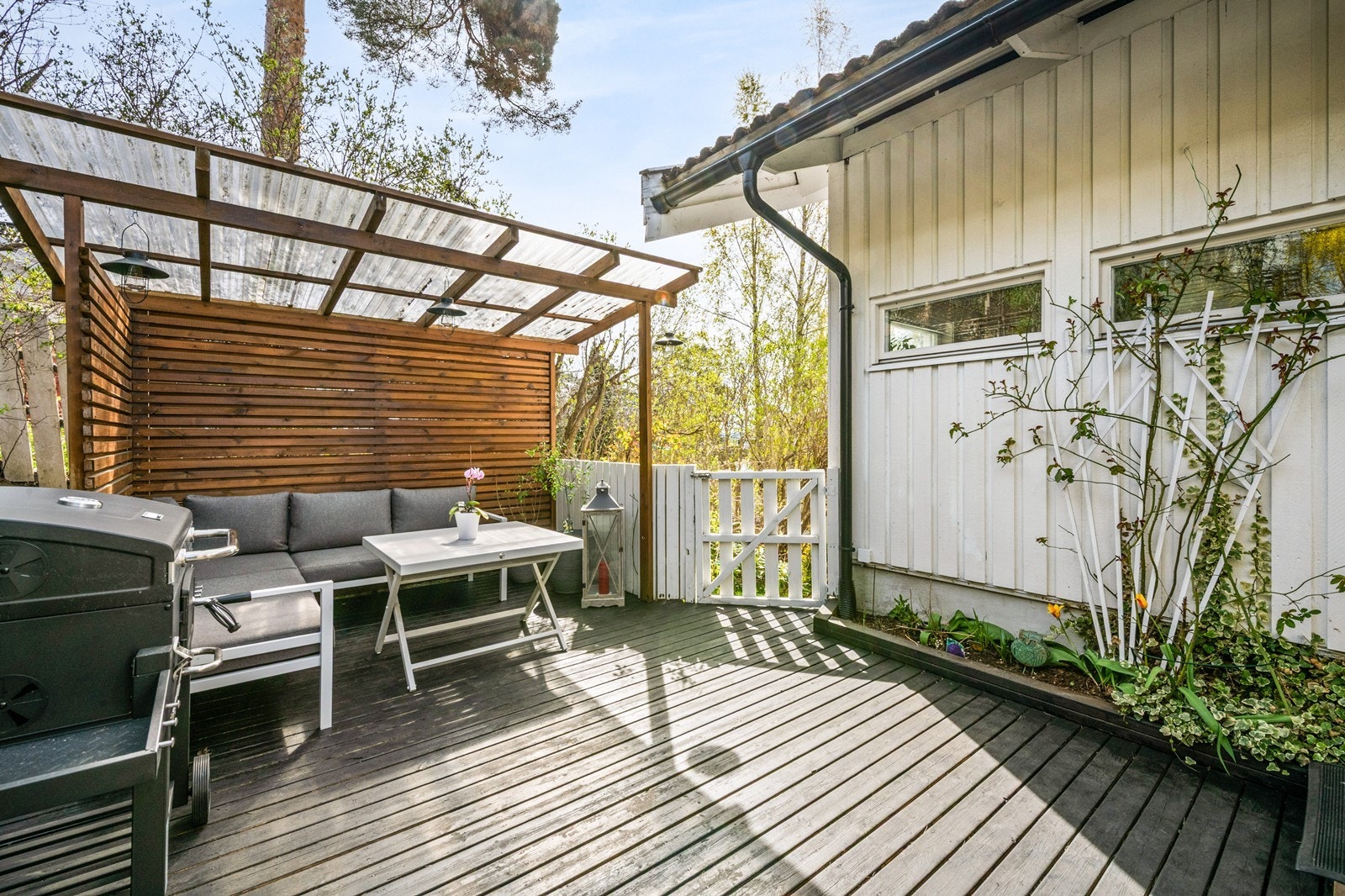 Terrasse og vinterhage på baksiden av boligen, samt terrasse og pergola på forsiden Galleribilde