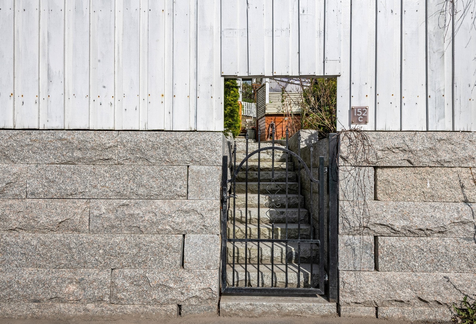 Smijernsport og nyere granittmur mot veien Galleribilde