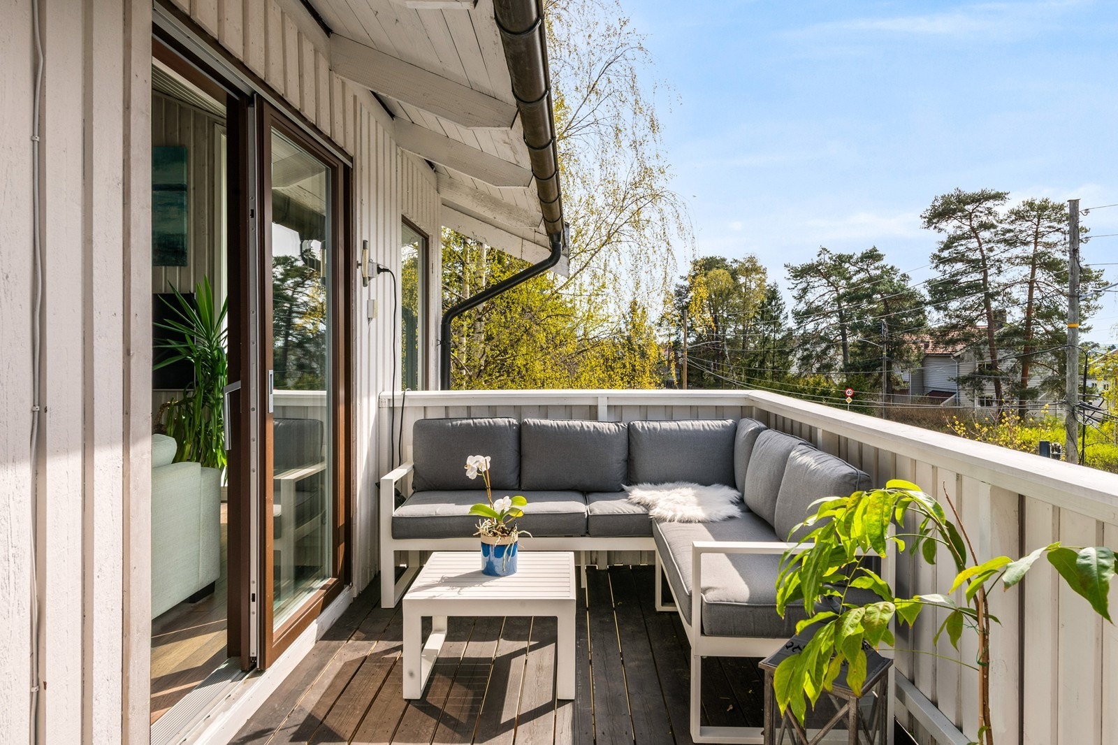 Terrasse med utgang fra stue med hyggelig utsyn Galleribilde
