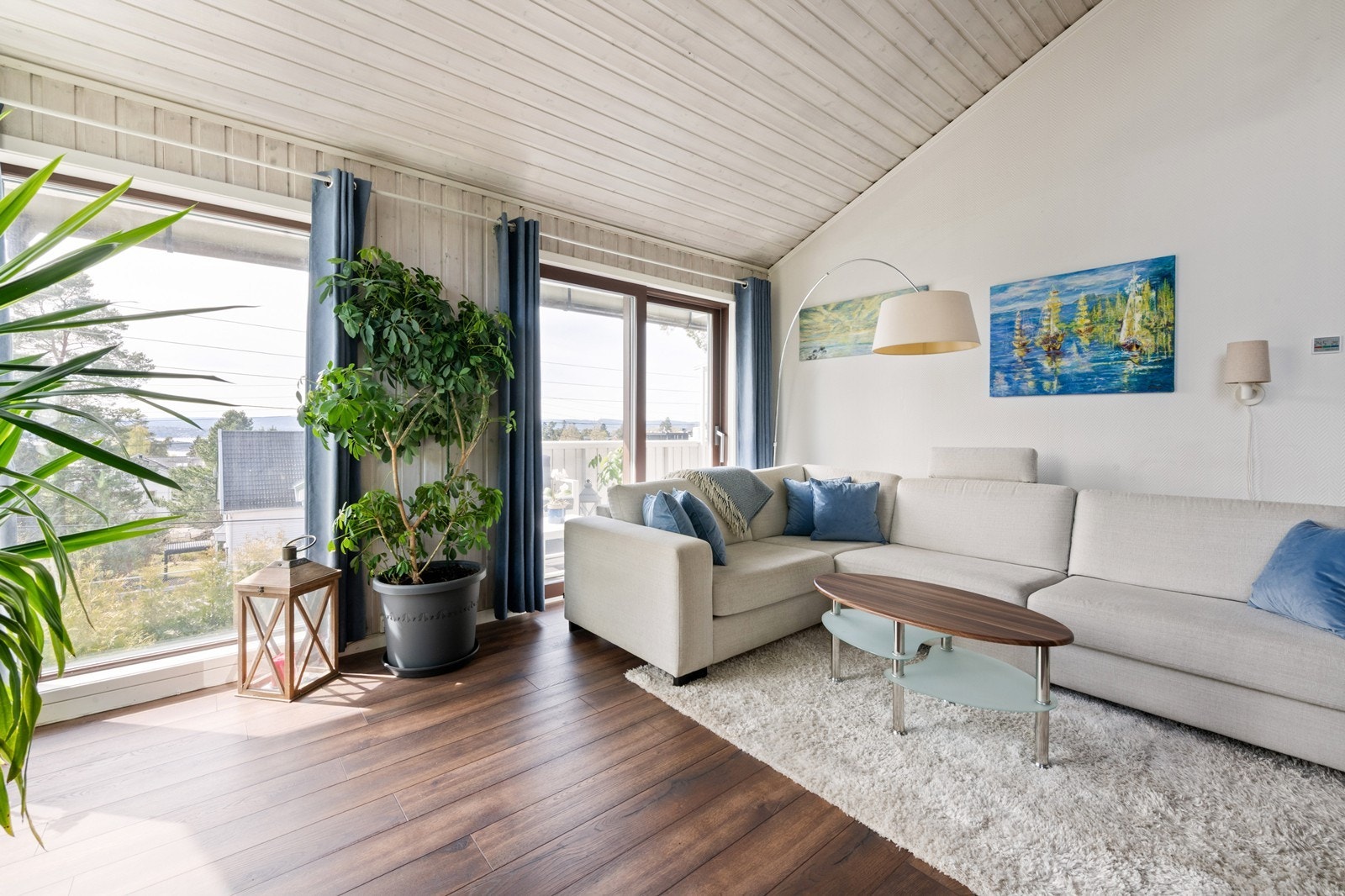 Stuen ligger i åpen løsning med spisestue og har direkte utgang til både vinterhage og terrasse Galleribilde