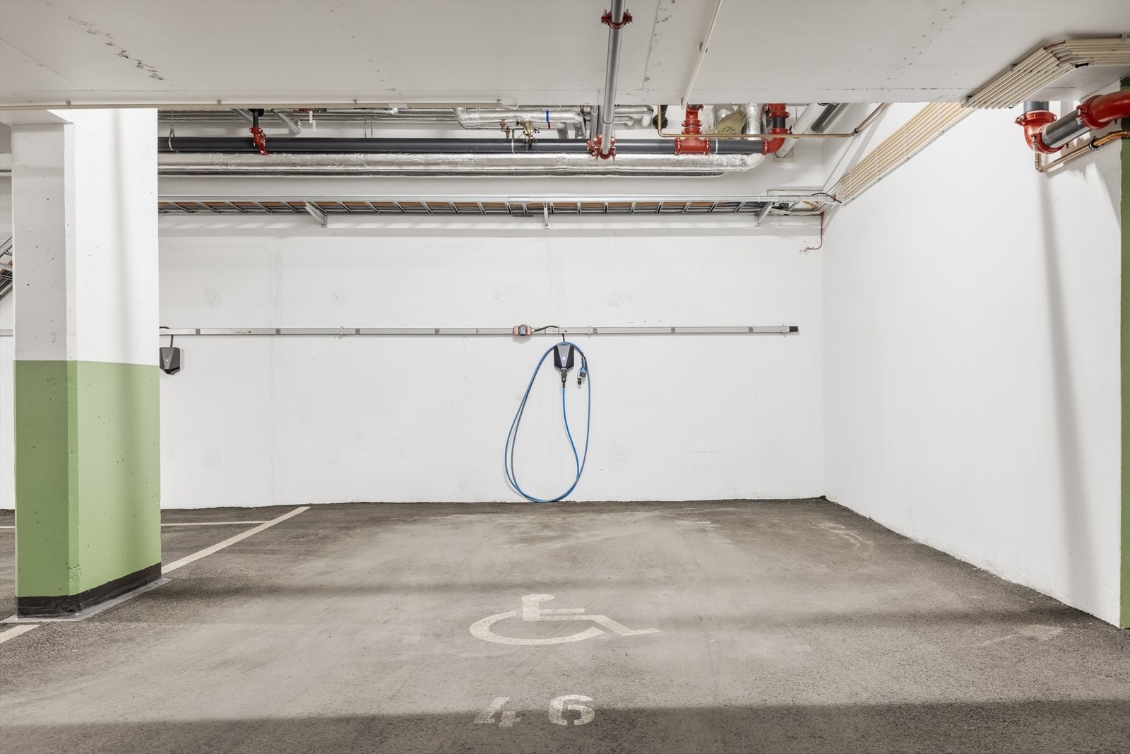 Ekstra stor garasjeplass med elbil-lader. Galleribilde