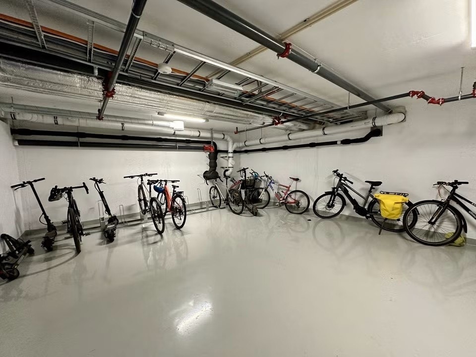 Romslig sykkelbod med ladesystem. Galleribilde