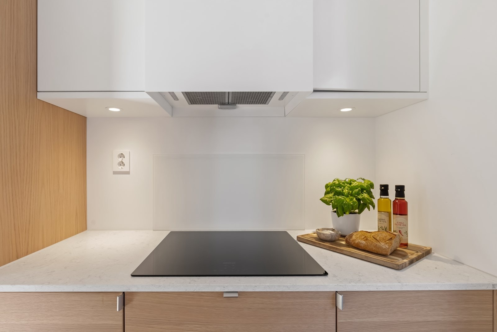 Kjøkkenet er godt utstyrt med platetopp, stekeovn, oppvaskmaskin og kjøleskap med fryser. Galleribilde