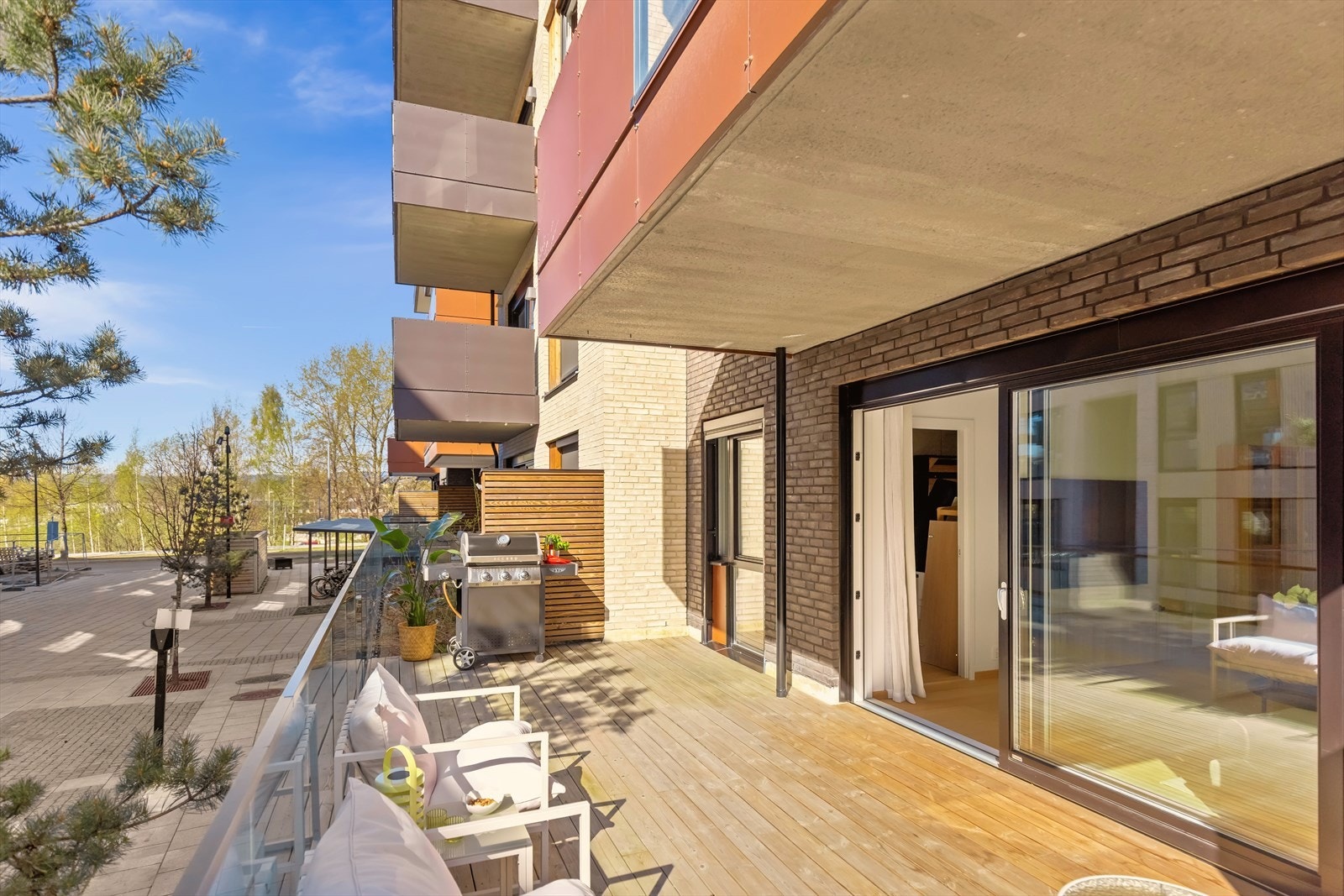 Romslig terrasse med fin overgang mellom inne- og uterom. Galleribilde