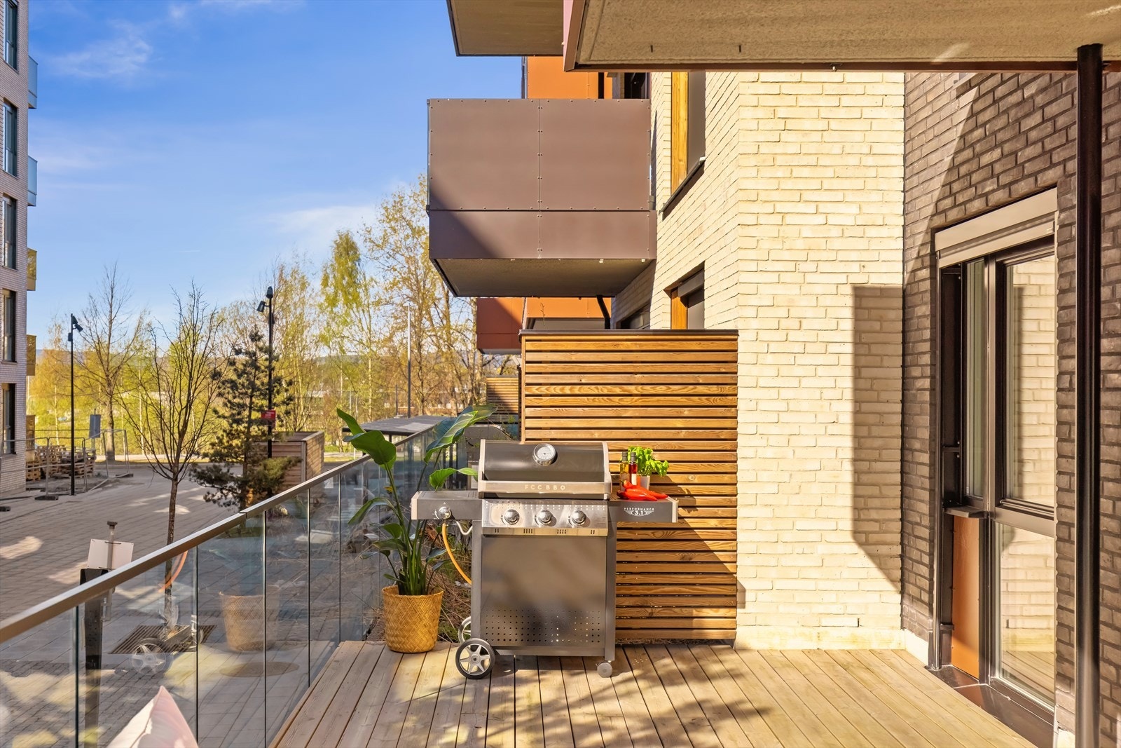 Terrassen fungerer som en naturlig forlengelse av stuen i sommerhalvåret. Galleribilde