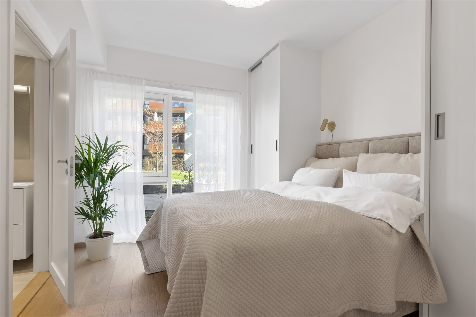 Hovedsoverommet har en god størrelse og tilknyttet bad en suite. Galleribilde