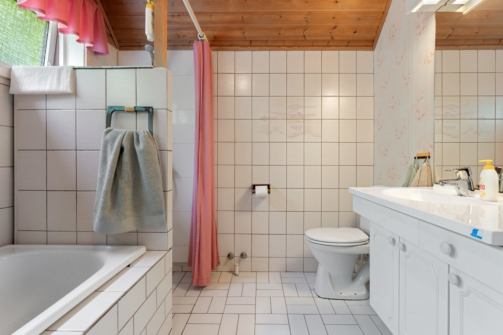 - Helfliset bad med dusj og badekar - Galleribilde