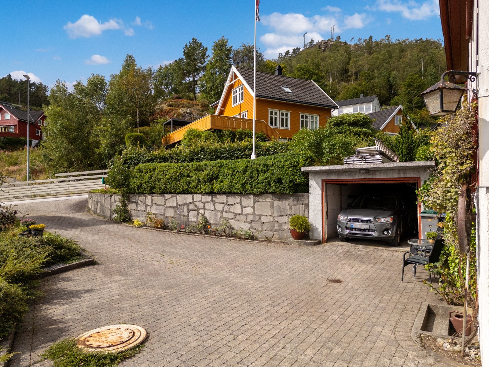 - Garasje og biloppstillingsplass - Galleribilde