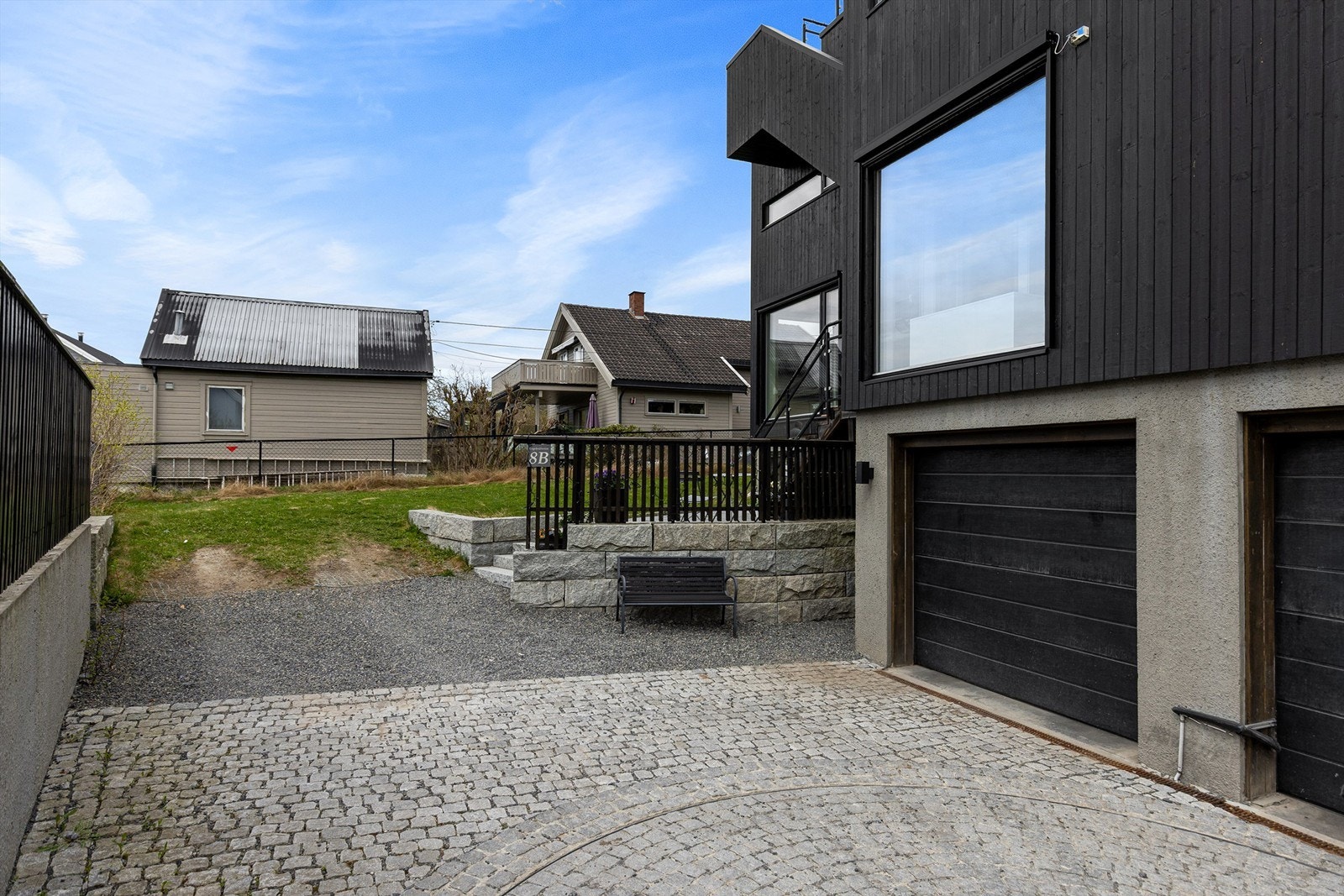 Huset har en garasjeplass, i tillegg til oppstillingsplass Galleribilde