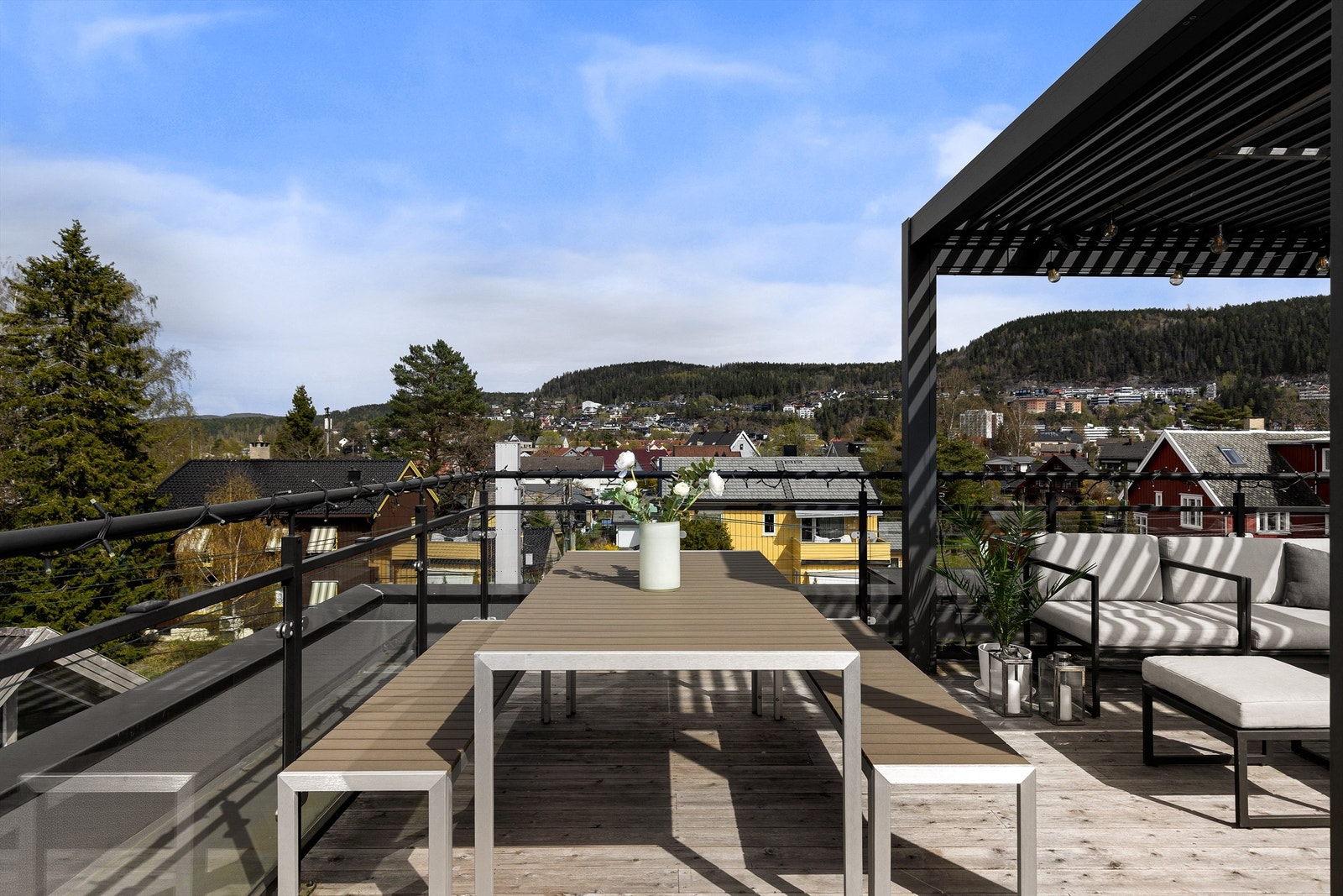 God plass til sittegruppe, spisebord og solsenger Galleribilde