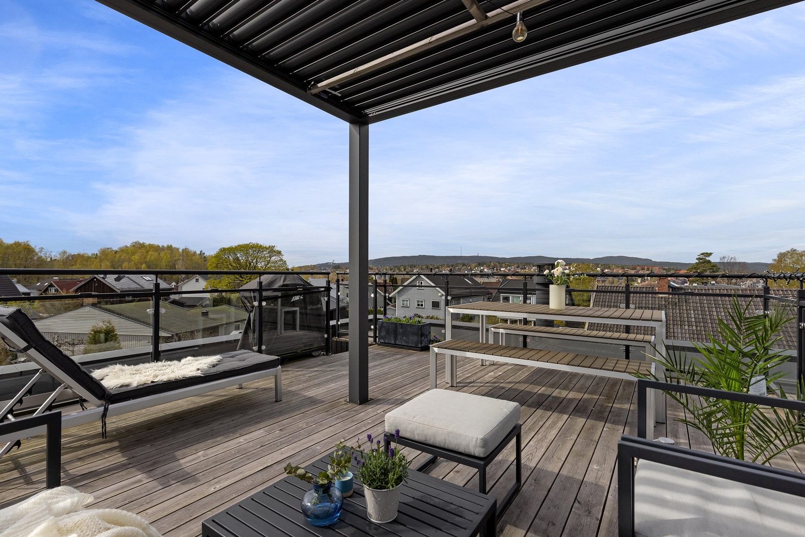 Det er panoramautsikt og upåklagelige solforhold på takterrassen Galleribilde