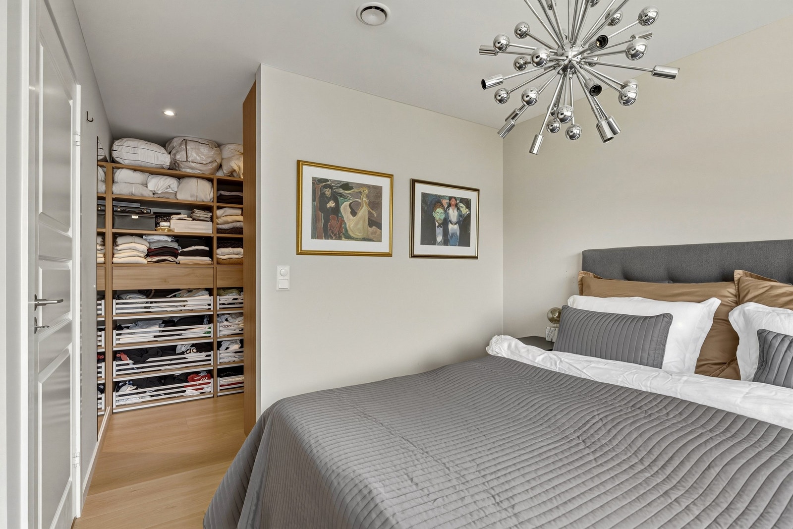Hovedsoverommet har egen walk-in garderobe Galleribilde