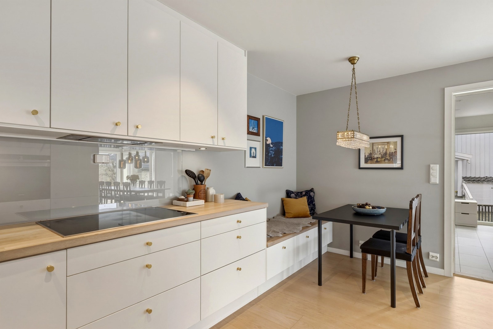 Det er plass til frokostbord ved sittebenken som er en forlengelse av kjøkkeninnredningen Galleribilde