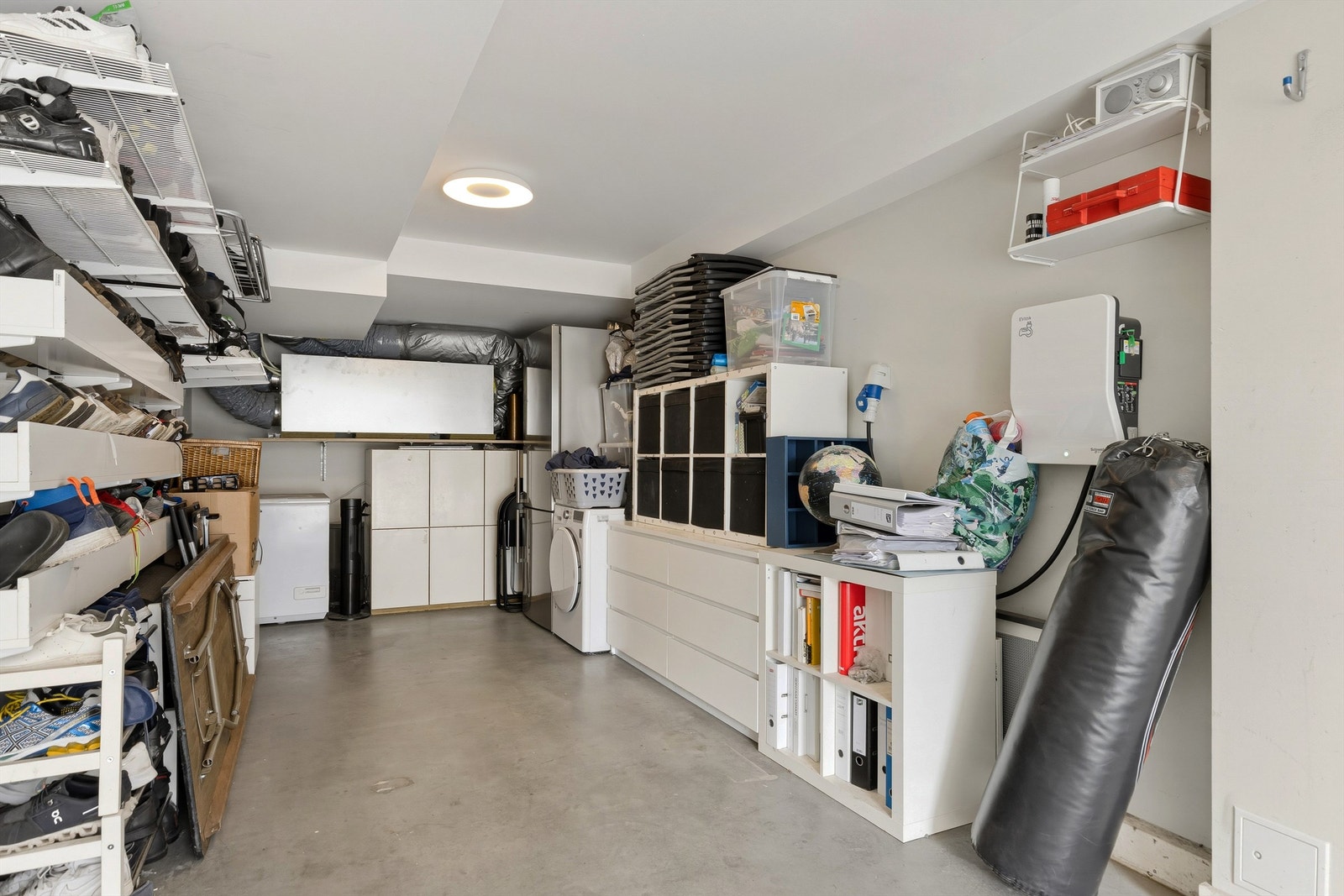 Godt med lagringsplass i garasjen. Det er også dør inn til trappegang i underetasjen, så her kan du gå tørrskodd fra garasjen og inn i boligen. Galleribilde