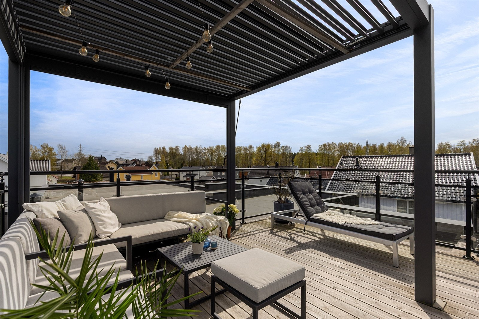 Boligen er innholdsrik, med blant annet takterrasse med pergola, kjeller med egen inngang og garasje med lader
i bygningskroppen. Foto: Petter Tanum/TanumFoto Galleribilde