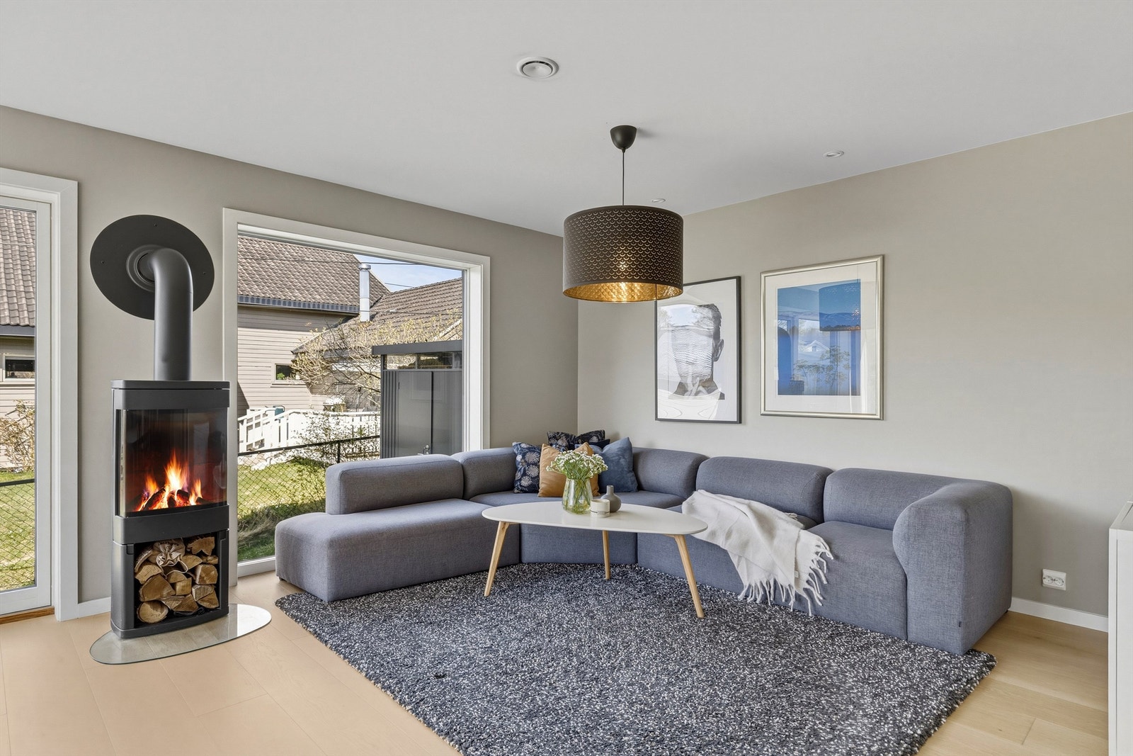 Naturlig plass til stor sofa ved siden av peisovnen Galleribilde