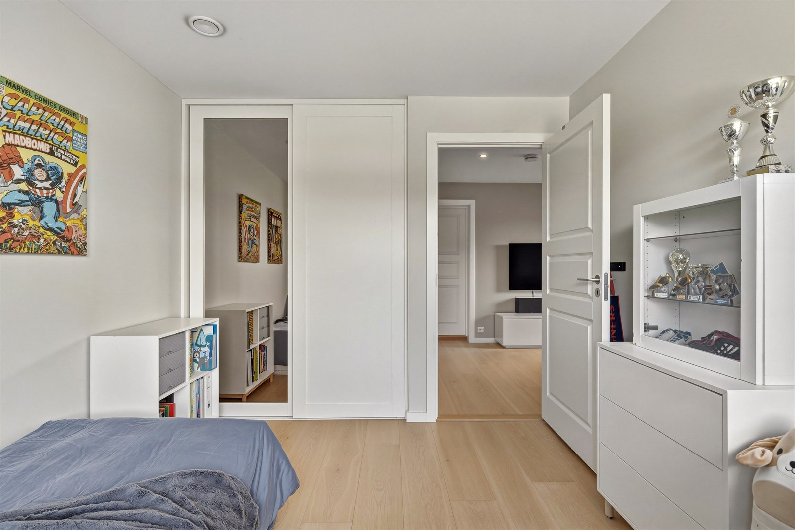 Plassbygget skyvedørsgarderobe i nisje på soverom 2 Galleribilde