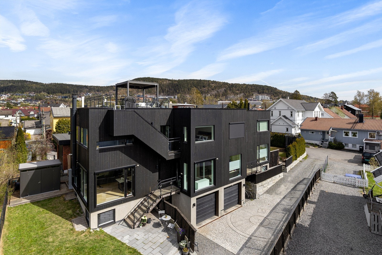 Velkommen til Engebråtveien 8B, en moderne vertikaldelt tomannsbolig fra 2017. Foto: Petter Tanum/TanumFoto Galleribilde