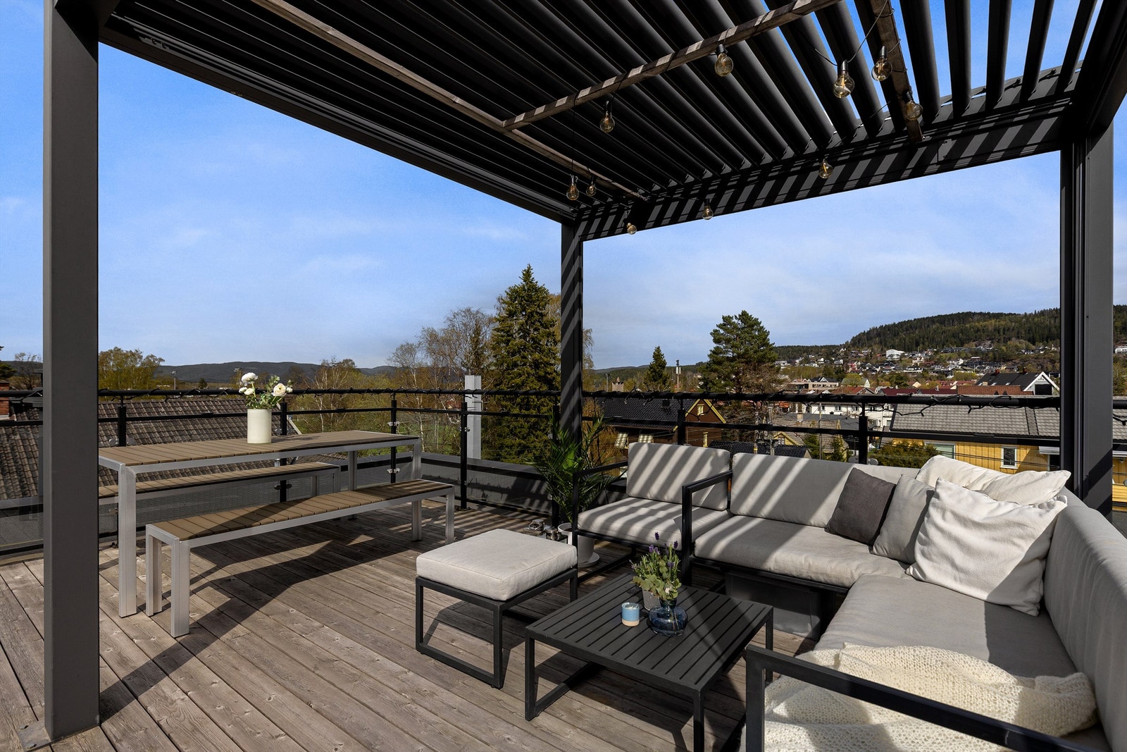 På takterrassen er det satt opp pergola med justerbare lameller i taket Galleribilde