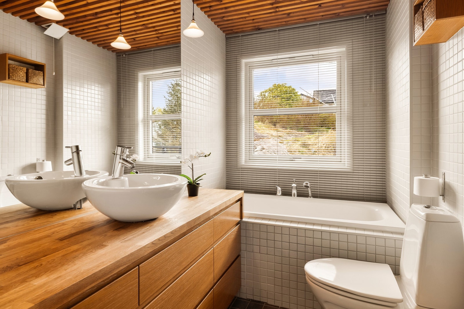 Badet i andre etasje ble oppgradert i 2013 og har flislagt gulv med varme, badekar og stedbygget innredning fra Hansen Kjøkken. Galleribilde