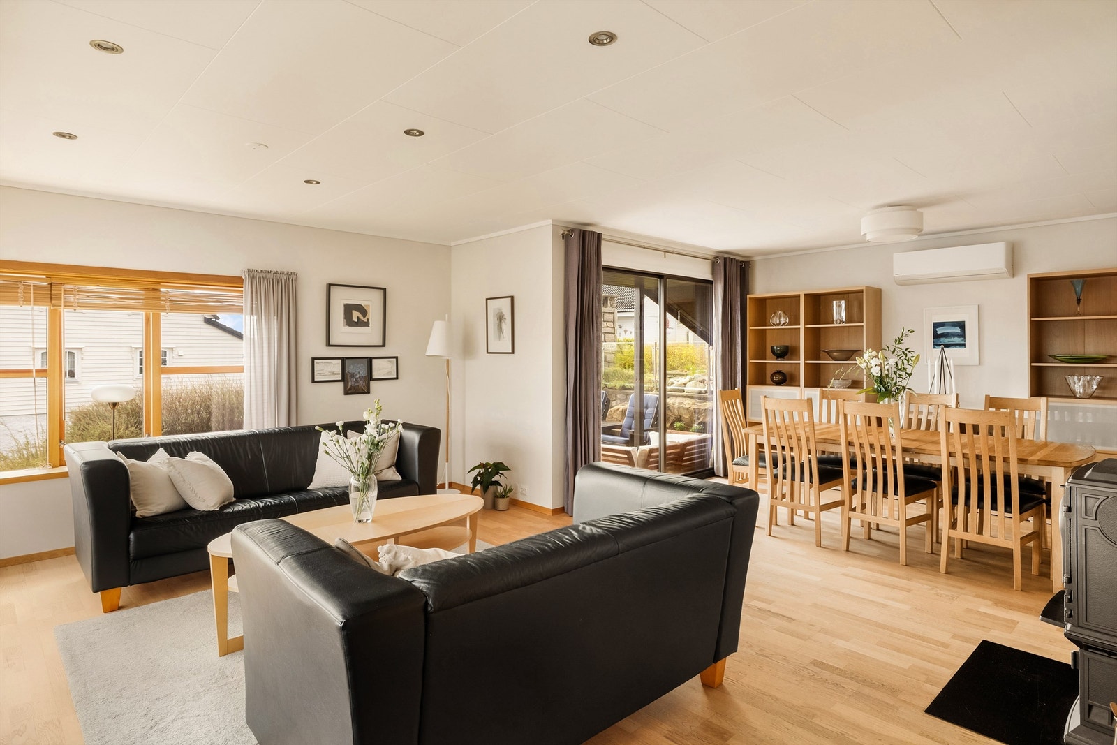 Stuen har god plass til både sofagruppe og spisebord, og en vedovn for ekstra varme og hygge. Galleribilde