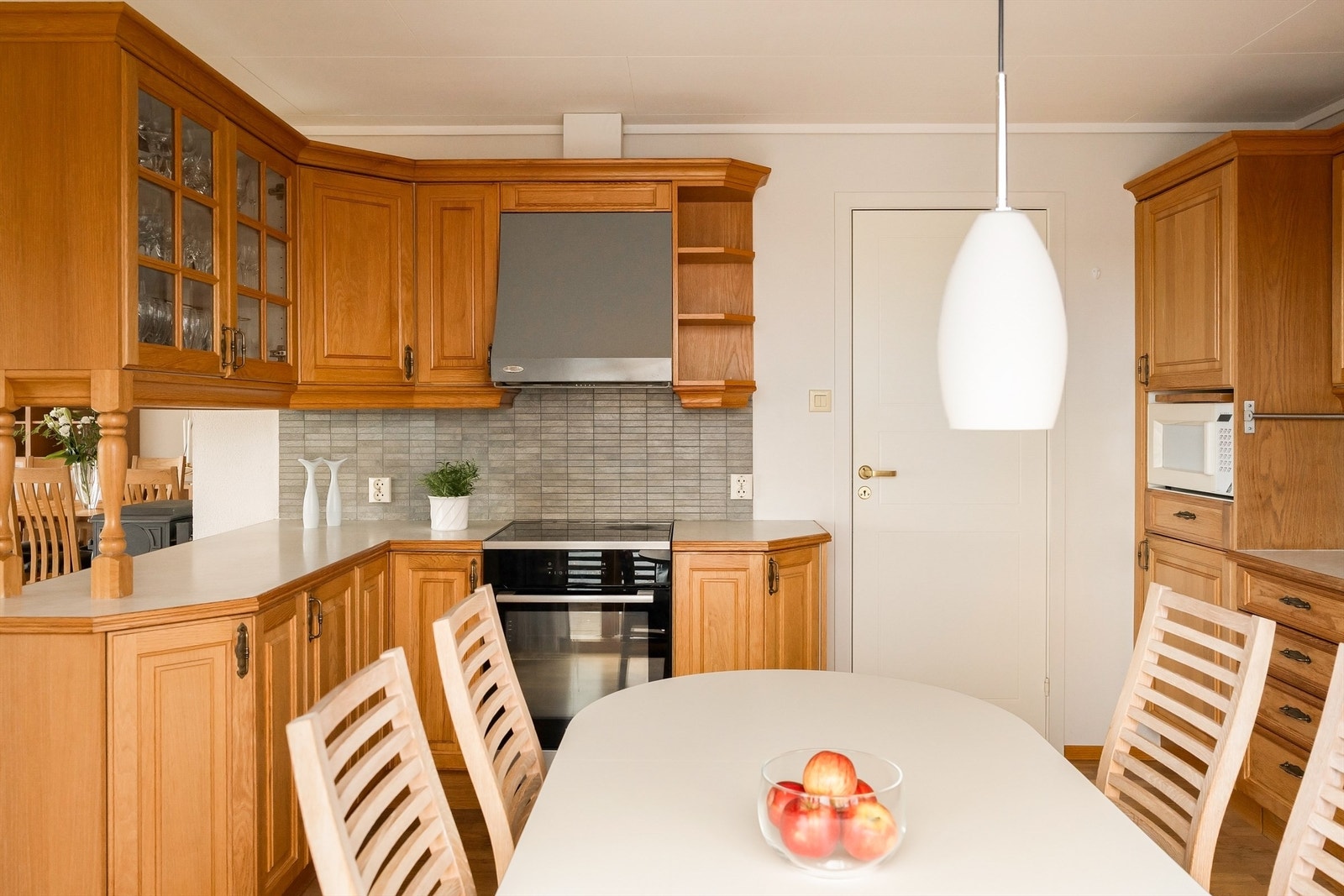 Kjøkkenet har en praktisk hjørneløsning som utnytter plassen godt. Galleribilde