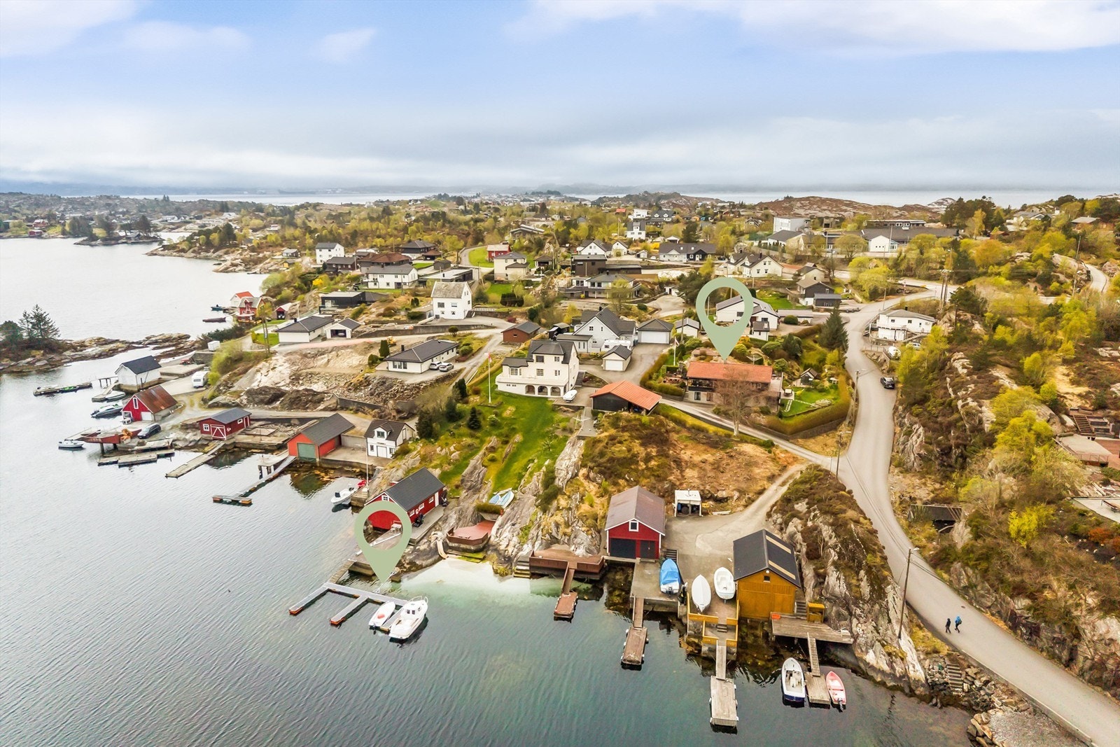 Båtplassområde og bolig indikert med pil. Eiendommen ligger i et stille og rolig område på Hanøy, med landlig karakter og gode turmuligheter. Galleribilde