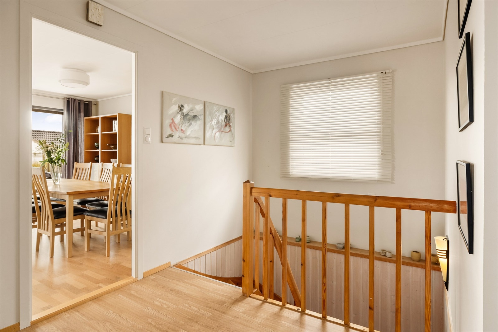 Trappen leder opp til hallen i andre etasje, som binder sammen stue, soverom og bad. Galleribilde