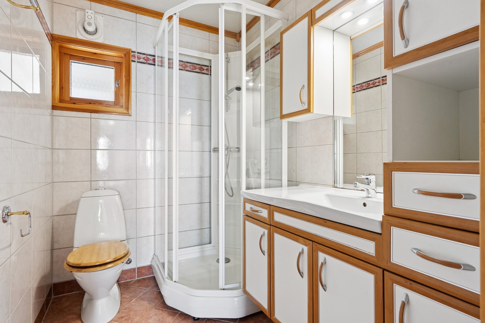 Badet fremstår lyst og innbydende, og er funksjonelt tilrettelagt for daglig bruk. Galleribilde