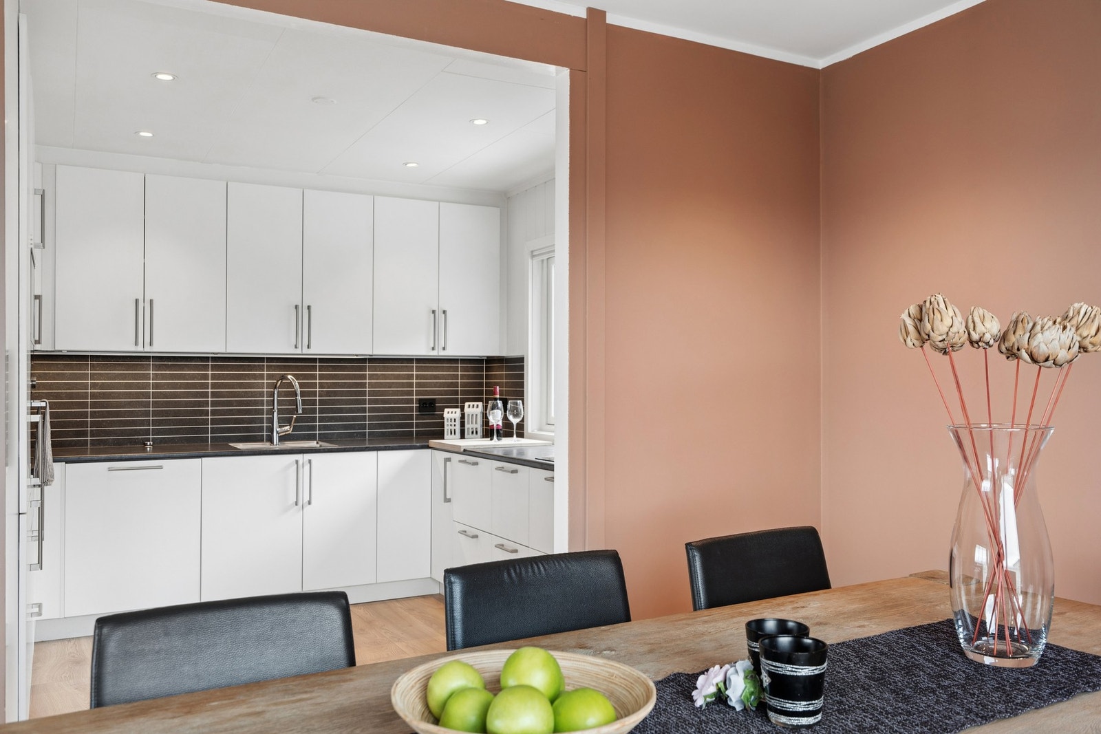 Spisestuen ligger praktisk plassert rett ved kjøkkenet og har god plass til et stort spisebord - ideelt for både hverdagsmåltider og sosiale sammenkomster. Galleribilde